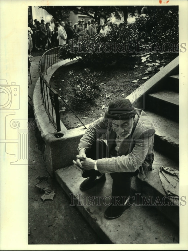 1986 Press Photo H.R. Calloway, a homeless man sitting on Lafayette Square - Historic Images