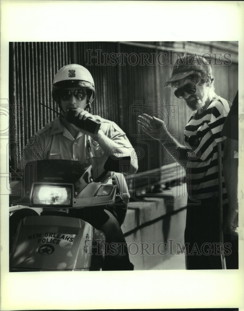 1989 Press Photo Police Officer Terry Bravender with vagrant Jimmy Meade - Historic Images