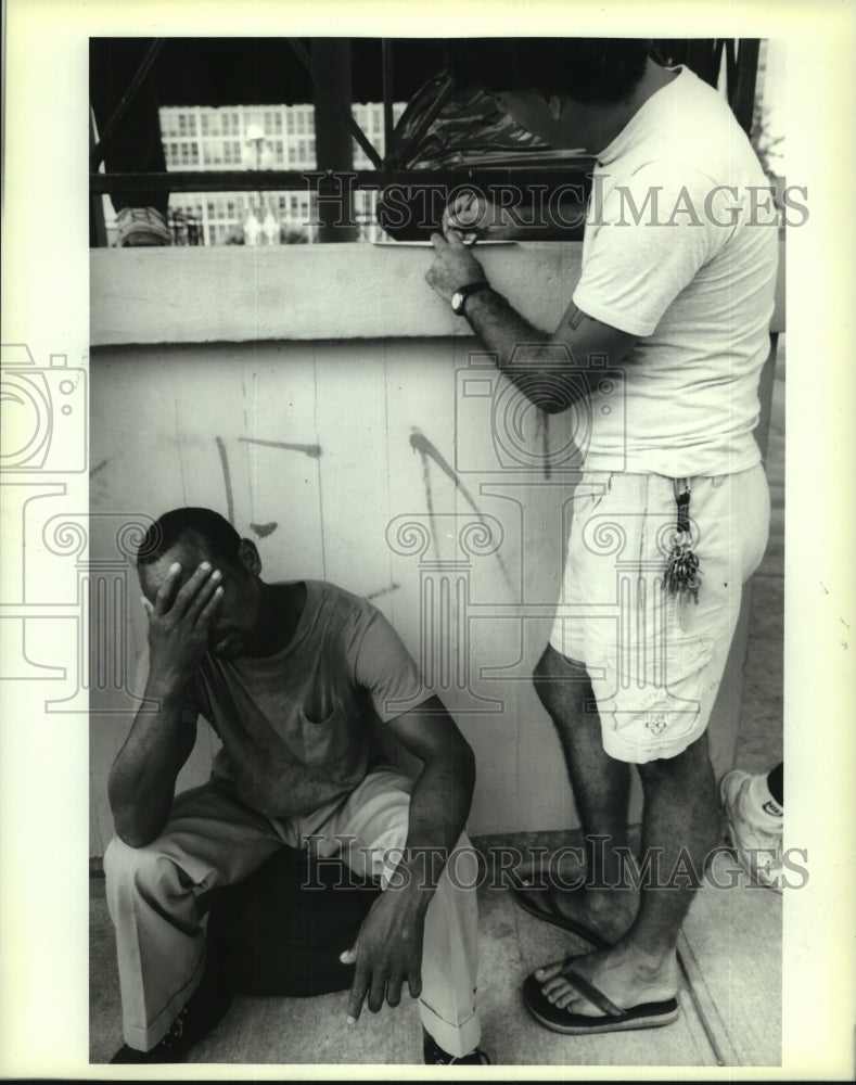 1994 Press Photo Winston Shy, Jr., homeless man resting on Duncan Plaza railing - Historic Images