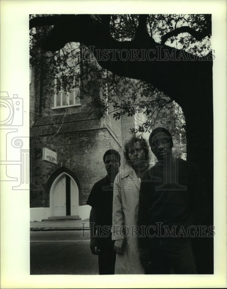 1989 Press Photo Homeless men near the Coliseum Baptist Church on Camp Street - Historic Images