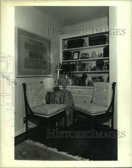 1990 Press Photo Personal corner-- one filled with pictures and favorite items - Historic Images
