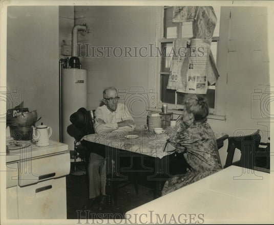 1964 Press Photo Michael & Miss Louise stuffed newspapers on kitchen window - Historic Images