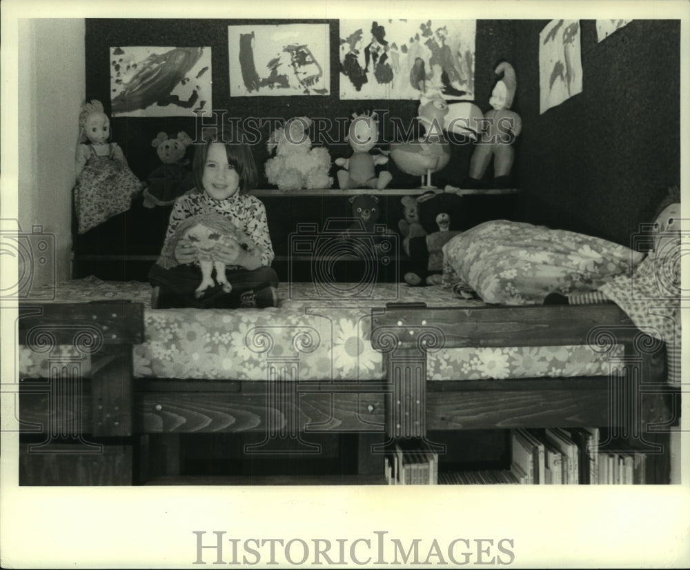 1968 Press Photo Four-year-old having a blast on top of her sleeping balcony - Historic Images