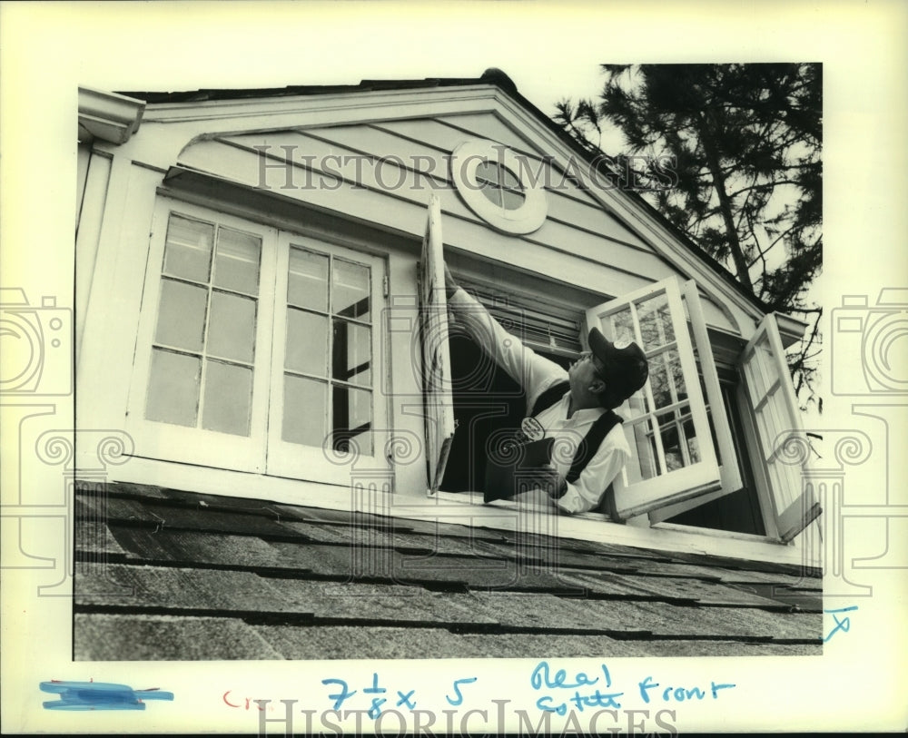 1990 Press Photo William Springer inspecting upper level of a house on Glendale - Historic Images