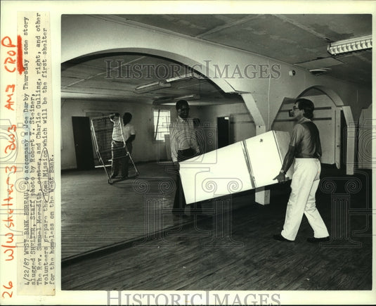 1987 Press Photo Rev. Samuel Meredith & Charlie Gulling prepare the Home Mission - Historic Images
