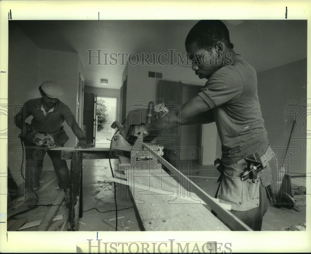 1989 Press Photo Workman renovating townhomes in Christopher Park Homes, Algiers - Historic Images