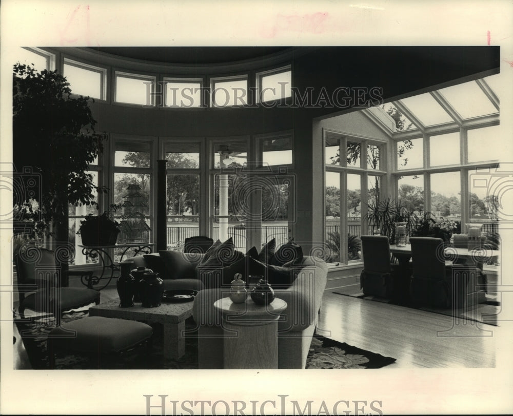 1989 Press Photo Living room with coral &amp; black needlepoint rug beneath the sofa - Historic Images