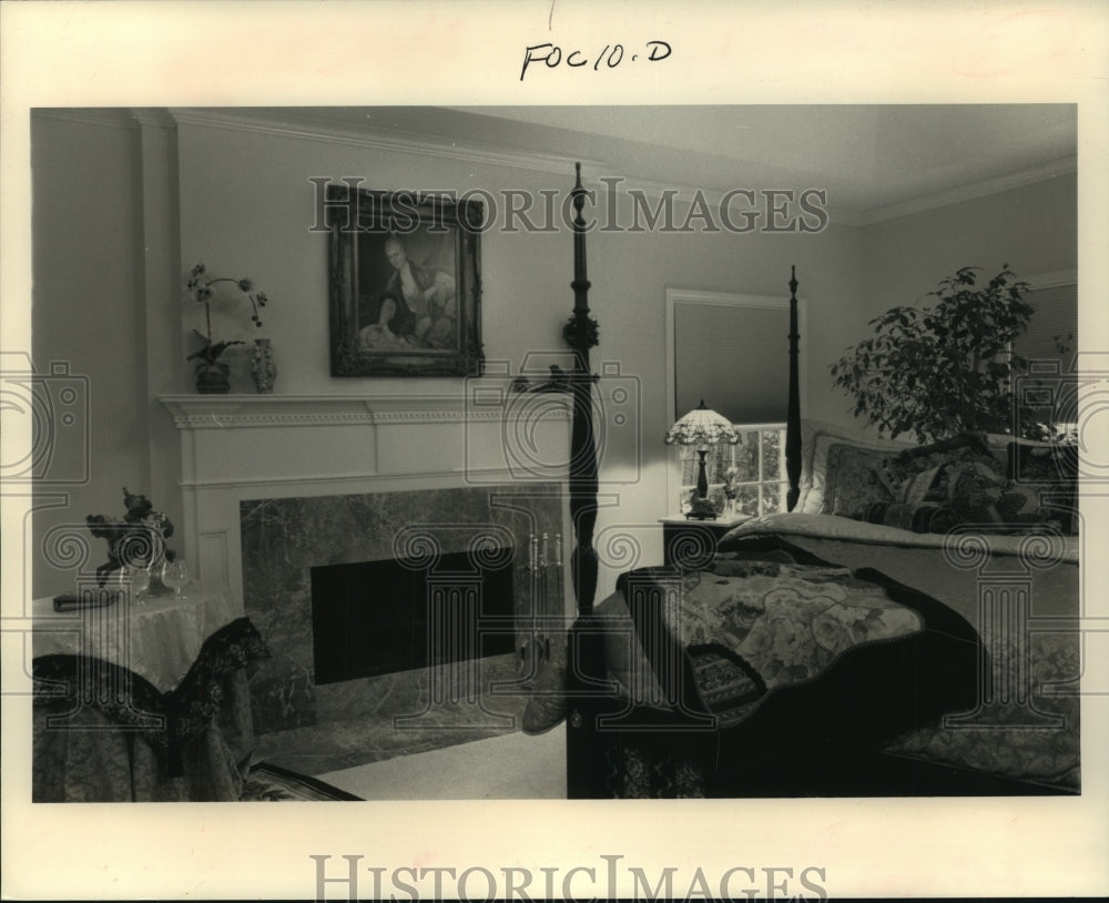 1992 Press Photo The bedroom has rich overtones &amp; fireplace centerpiece - Historic Images