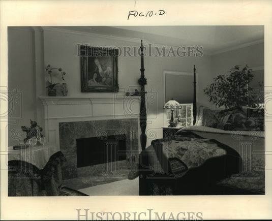 1992 Press Photo The bedroom has rich overtones & fireplace centerpiece - Historic Images