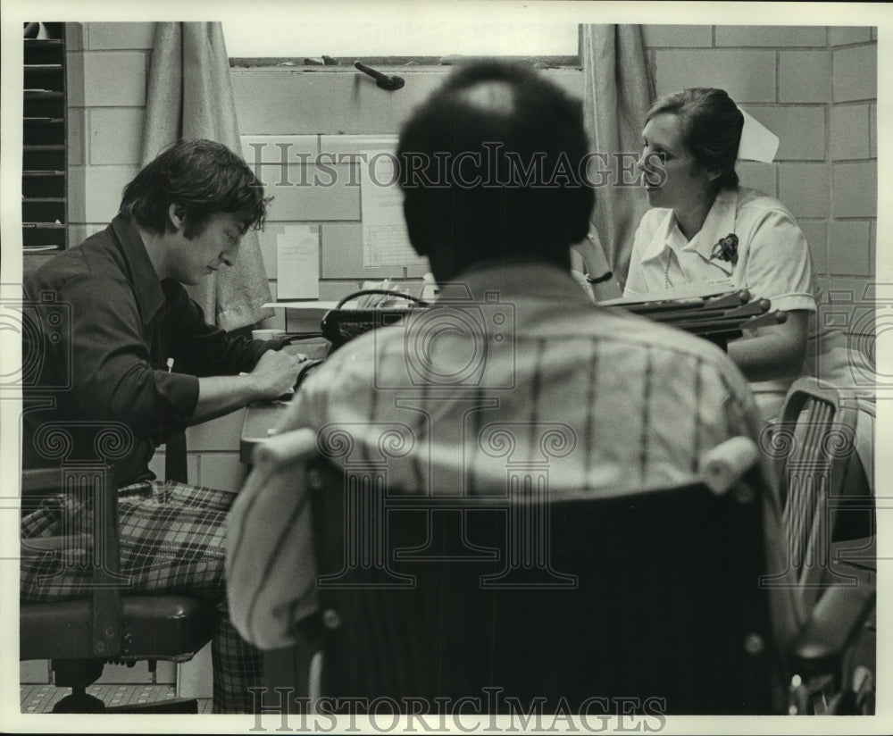 1975 Press Photo Dr. Rubin &amp; nurse Mejia go over charts, Home for the Incurables - Historic Images