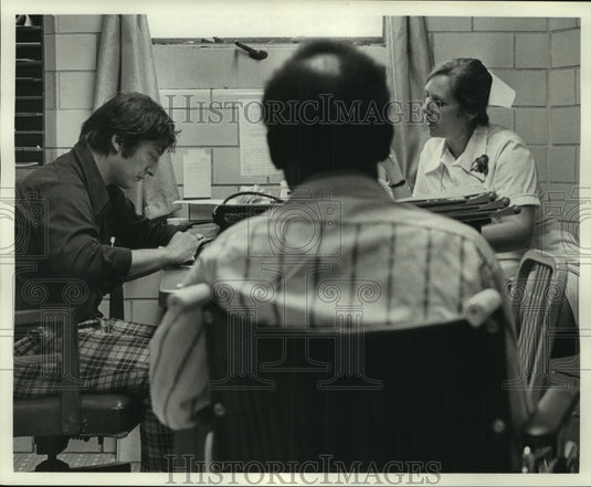 1975 Press Photo Dr. Rubin & nurse Mejia go over charts, Home for the Incurables - Historic Images