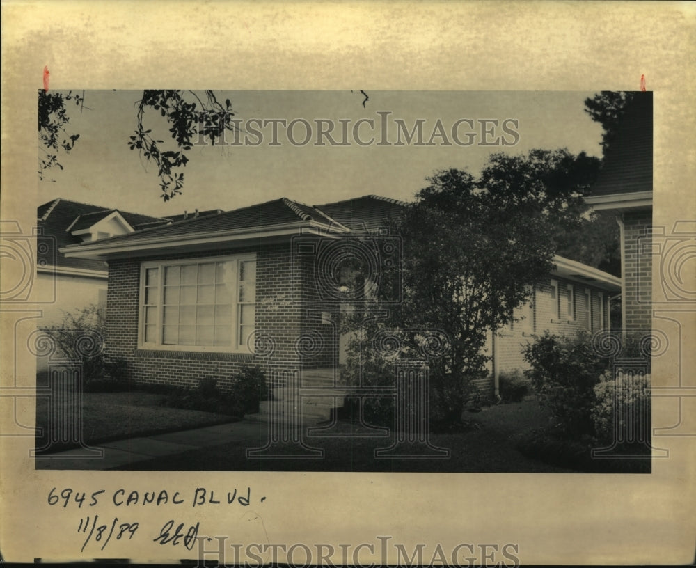 1989 Press Photo A house with beautiful curb appeal located at 6945 Canal Blvd. - Historic Images