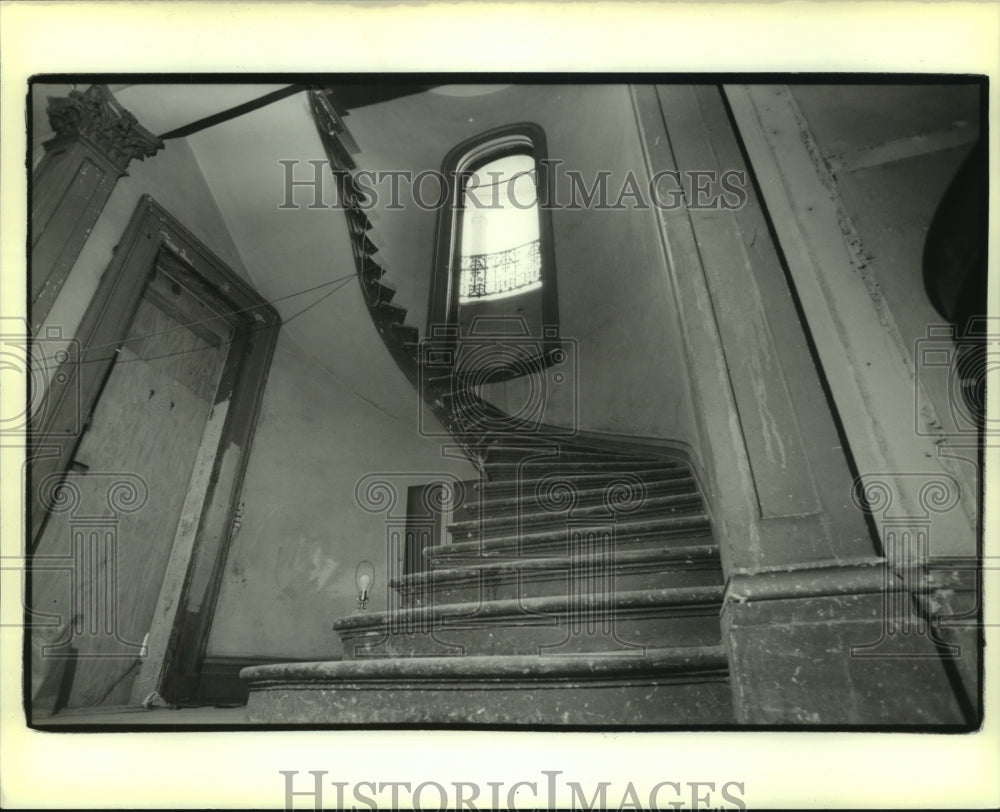 1989 Press Photo Part of an original ceiling being renovated at 1707 Esplanade - Historic Images