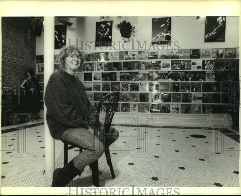 1989 Press Photo Nina Buck sits in the center of Home Court Cafe opening soon. - Historic Images