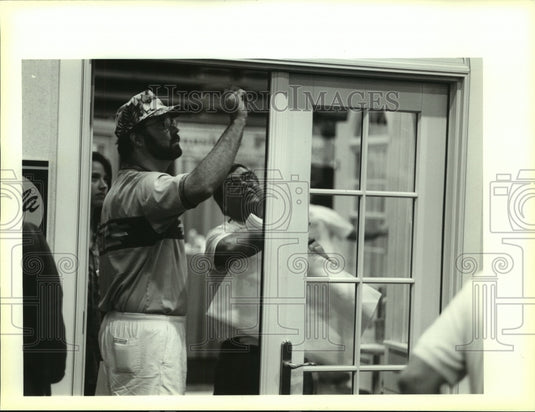 1993 Press Photo Gilbert and Laura Copeland look at windows at Home Fest 93. - Historic Images