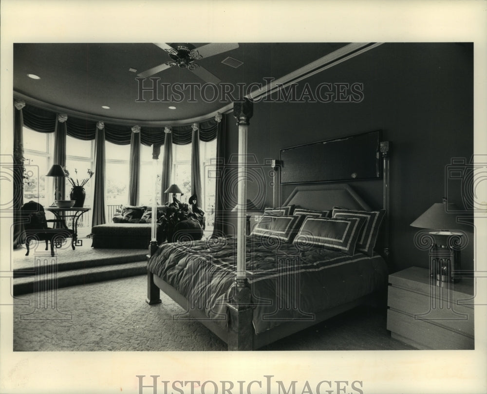 1989 Press Photo Master bedroom designed so man and woman are both comfortable. - Historic Images