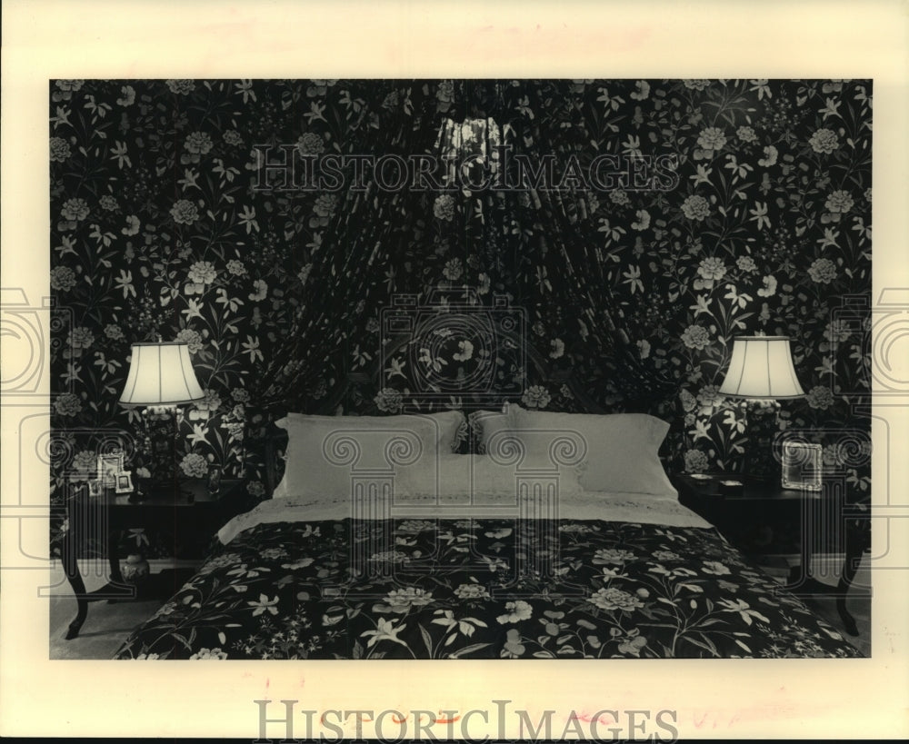 1987 Press Photo Designer used an overall scheme to envelop the master bedroom. - Historic Images