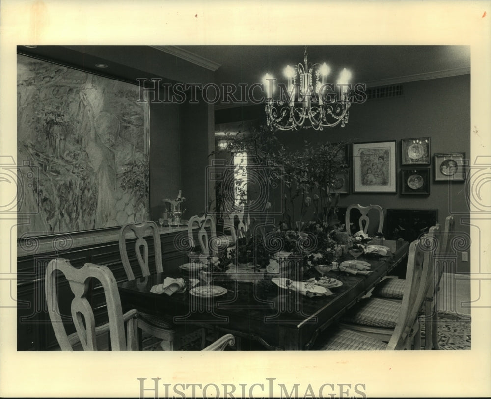 1987 Press Photo Color, traffic flow &amp; light make this dining room pleasant - Historic Images