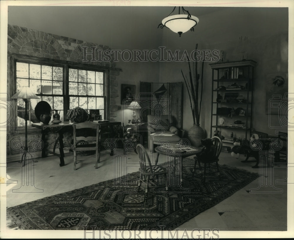 1993 Press Photo A living room/den area is beautifully decorated with a rug - Historic Images