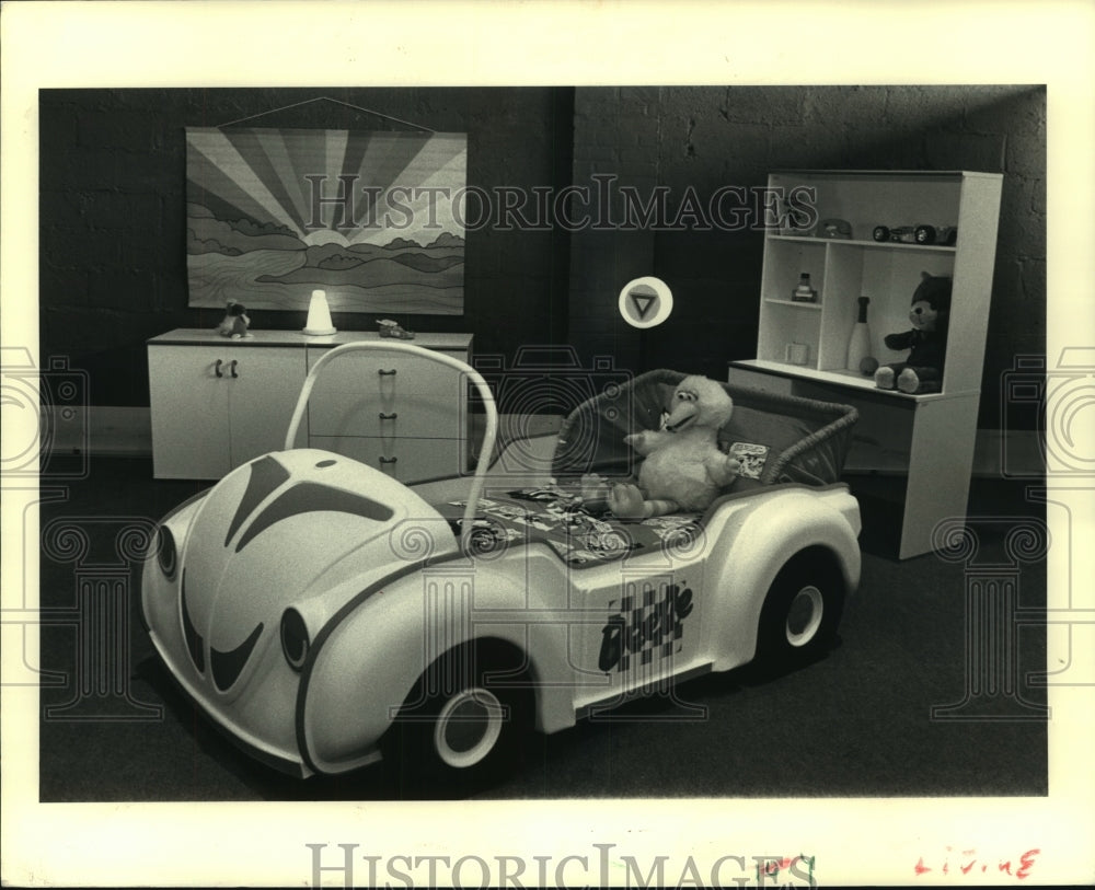 1987 Press Photo A car bed, stuffed animals &amp; bright lights in a child&#39;s room - Historic Images