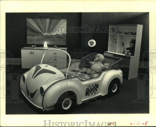 1987 Press Photo A car bed, stuffed animals & bright lights in a child's room - Historic Images