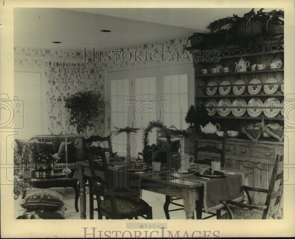 1990 Press Photo A hutch displays collectible plates next to a dining table - Historic Images