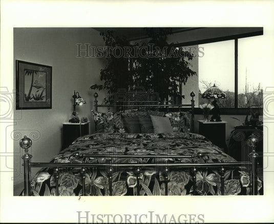 1990 Press Photo A large bed is cater-cornered & backs up to a wooded view - Historic Images