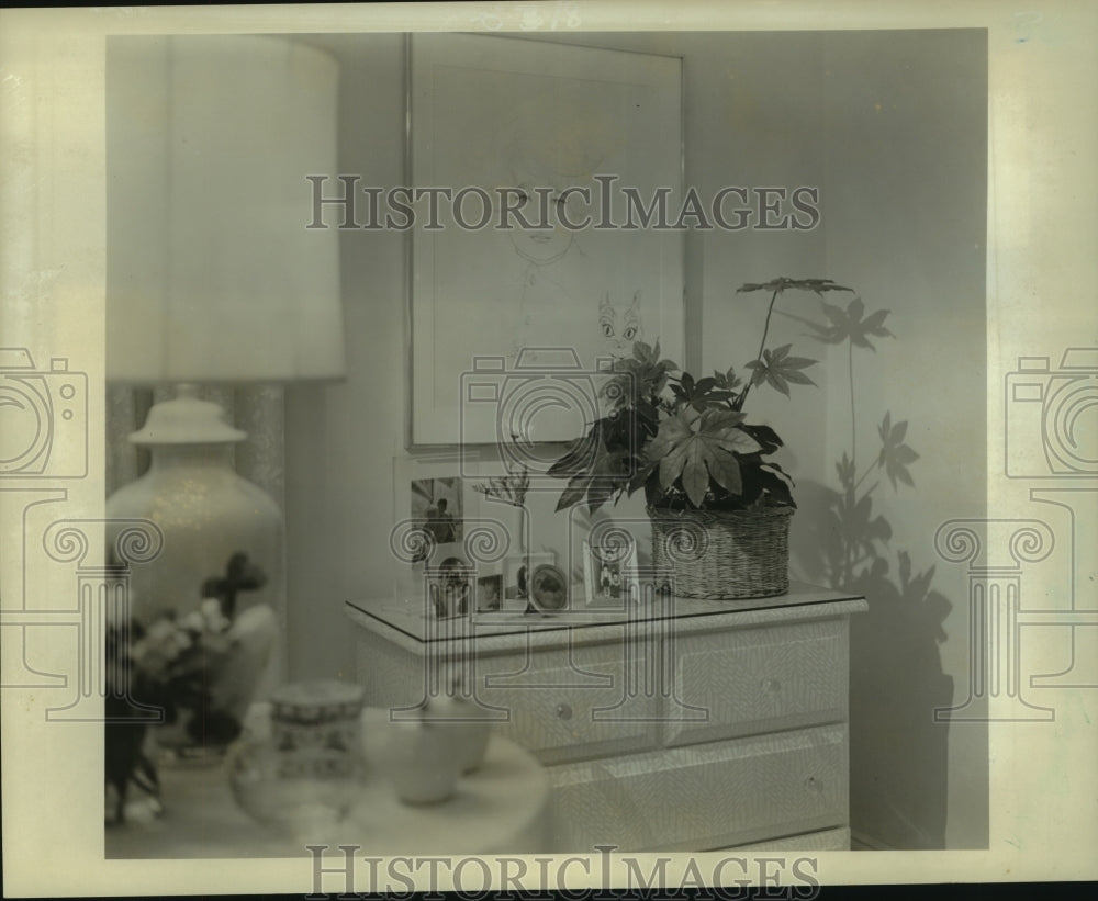 1987 Press Photo A yellow-themed bedroom features yellow walls, lamp &amp; table - Historic Images