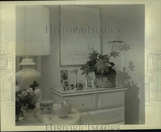 1987 Press Photo A yellow-themed bedroom features yellow walls, lamp & table - Historic Images