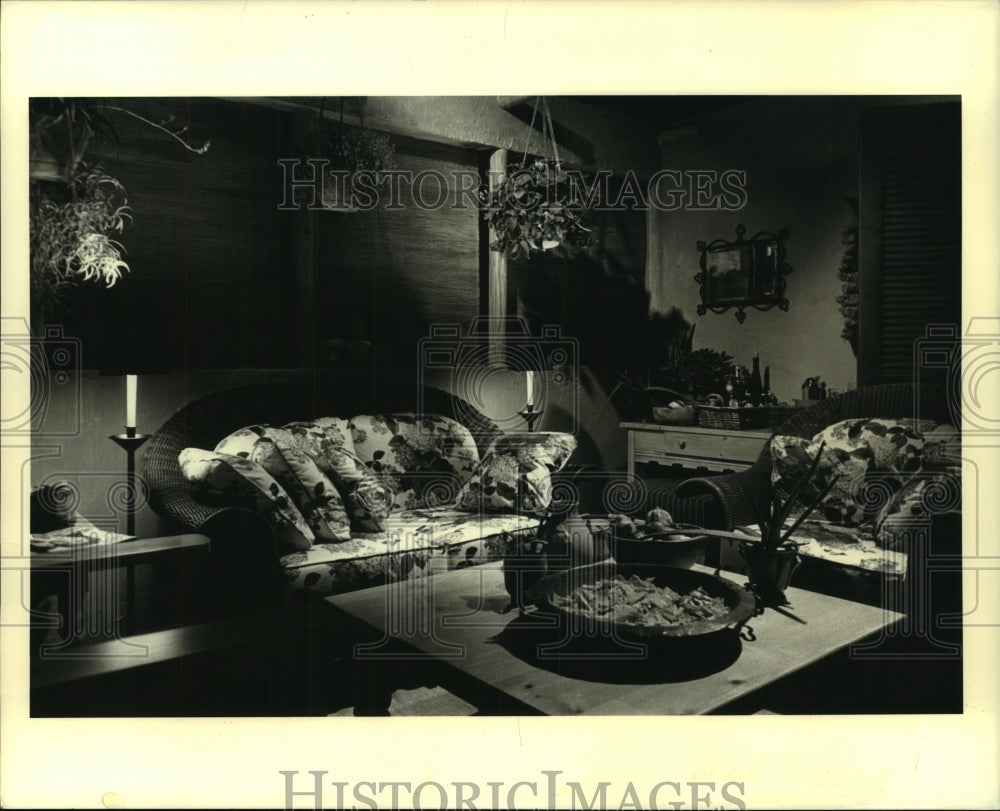 1987 Press Photo Decor mix of cowboy/rancher, Hispanic & American Indian themes - Historic Images