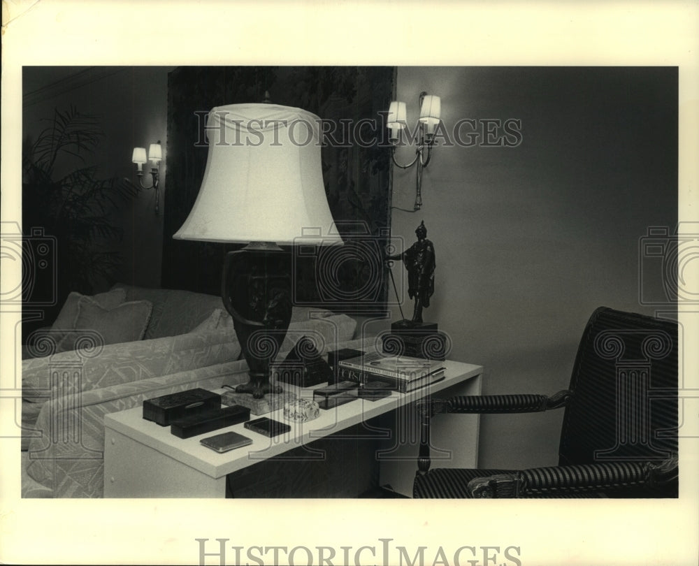 1987 Press Photo Sofa tables can be an addition to a room if designed right. - Historic Images