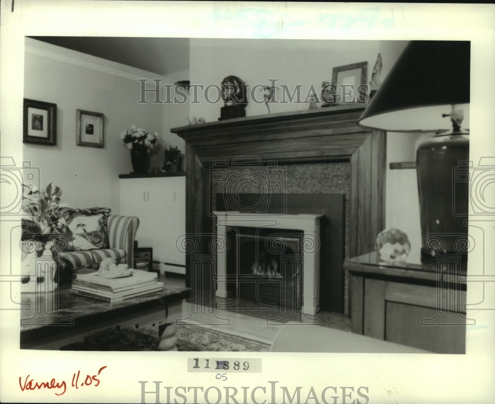 1989 Press Photo The fireplace is the focus of the design in this living room. - Historic Images