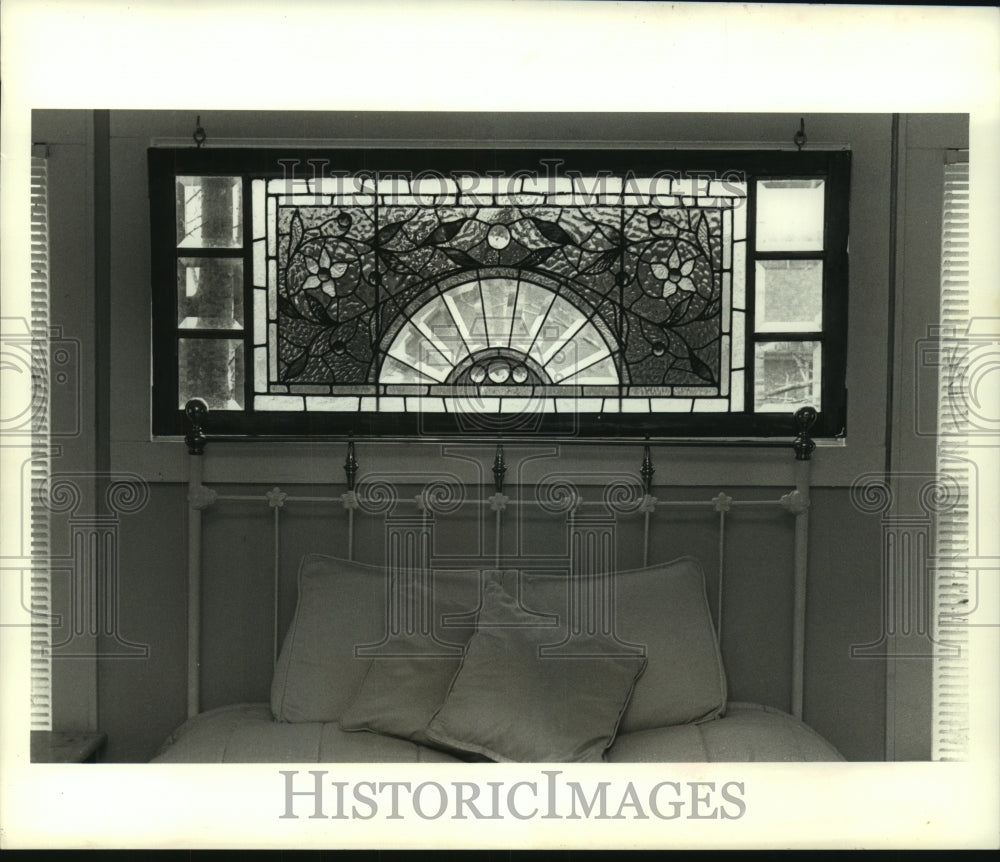 1989 Press Photo  This window makes a statement in this bedroom design. - Historic Images