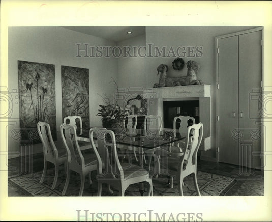 1986 Press Photo The glass-topped table and white chairs create a relaxed mood. - Historic Images