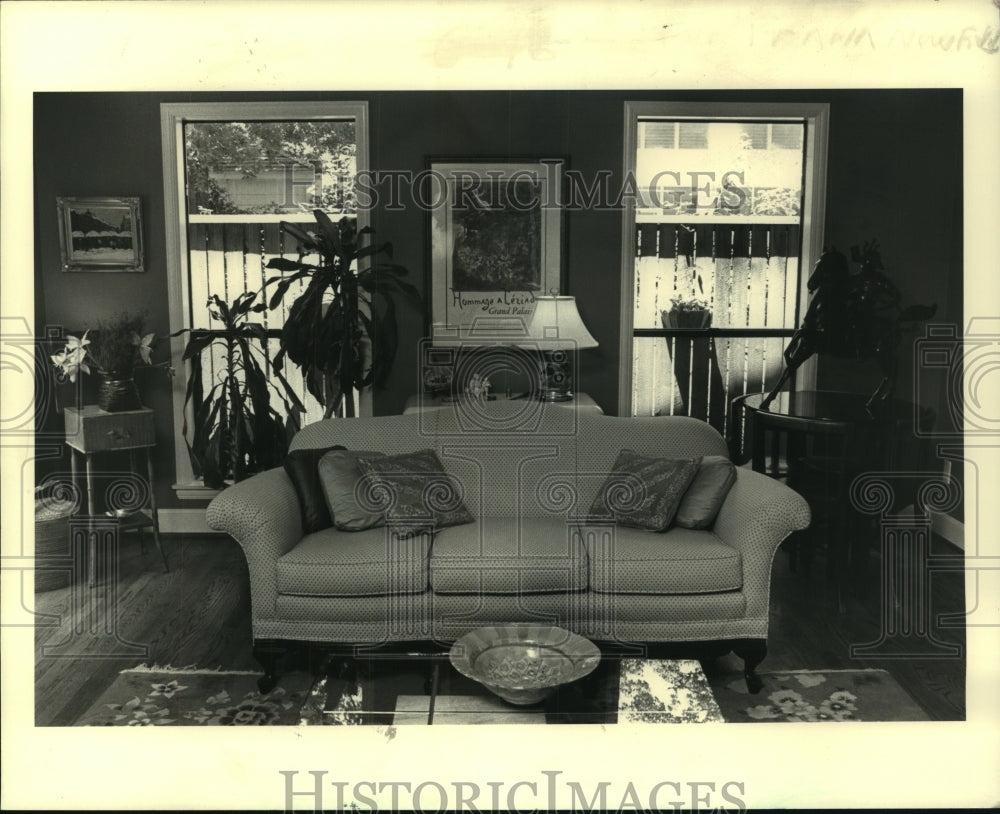 1987 Press Photo This living room uses traditional elements and updated colors. - Historic Images