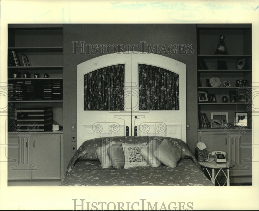 1986 Press Photo Repurposed doors are used as a headboard for a bed - Historic Images