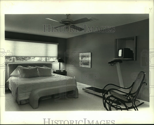 1989 Press Photo Master bedroom has emphasis on coloration and minimalism - Historic Images