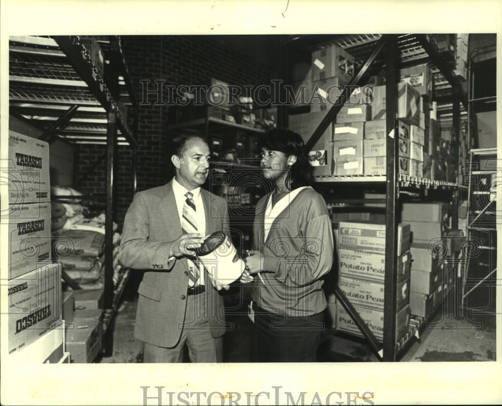 1985 Press Photo Hilton Hotel General Manager Joseph F. Frederick, Jr. - Historic Images