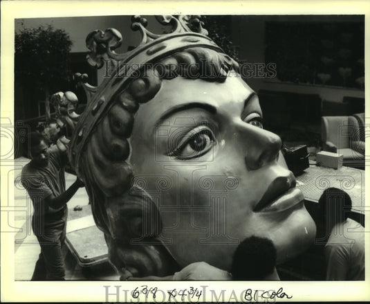 1989 Press Photo Carnival figures in the lobby & the breeze of the Hilton Hotel - Historic Images