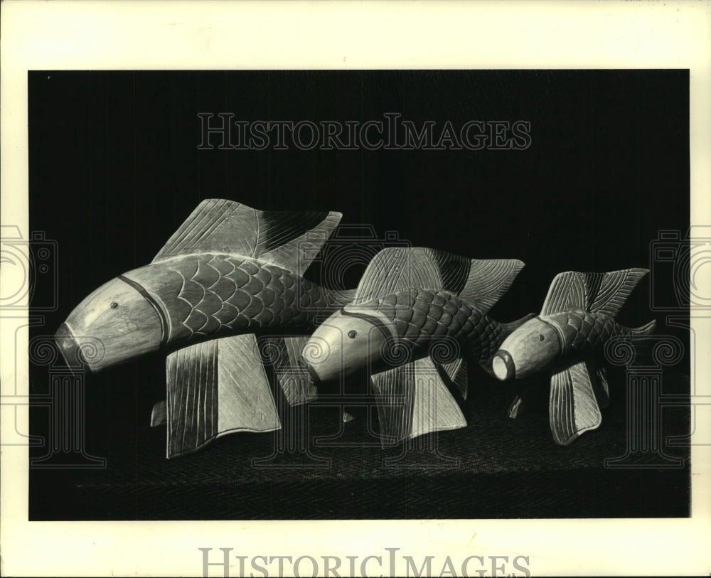 1988 Press Photo Grouping of three hand carved fish by interlude - Historic Images