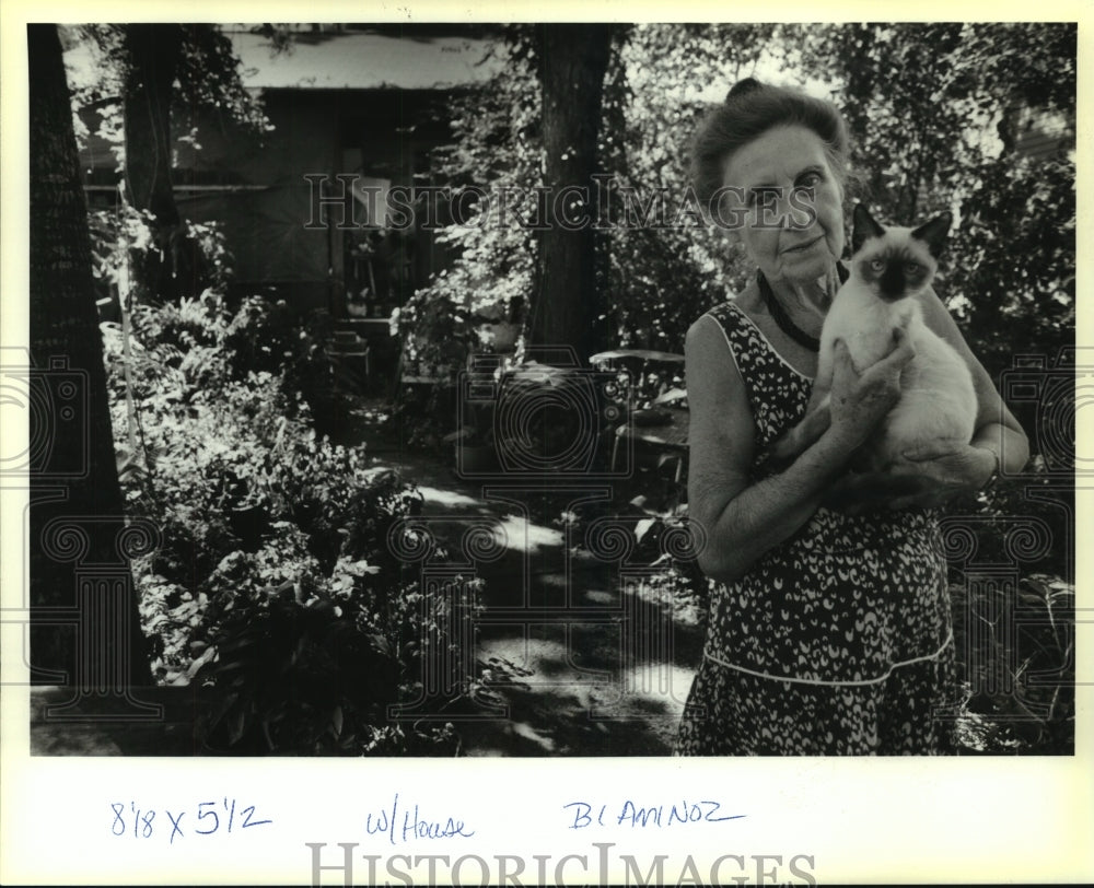 1993 Press Photo A lady with her cat enjoying the breeze outside their home - Historic Images