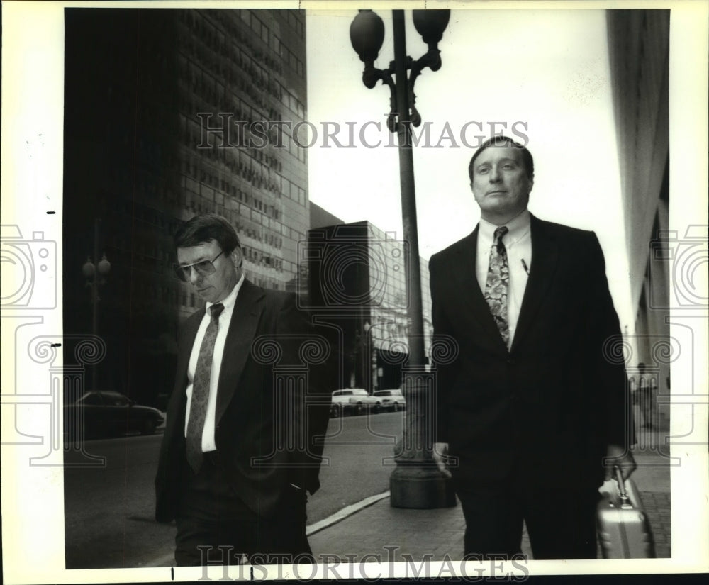 1992 Press Photo Daniel Himel with attorney leaves Hale Boggs Federal Building - Historic Images