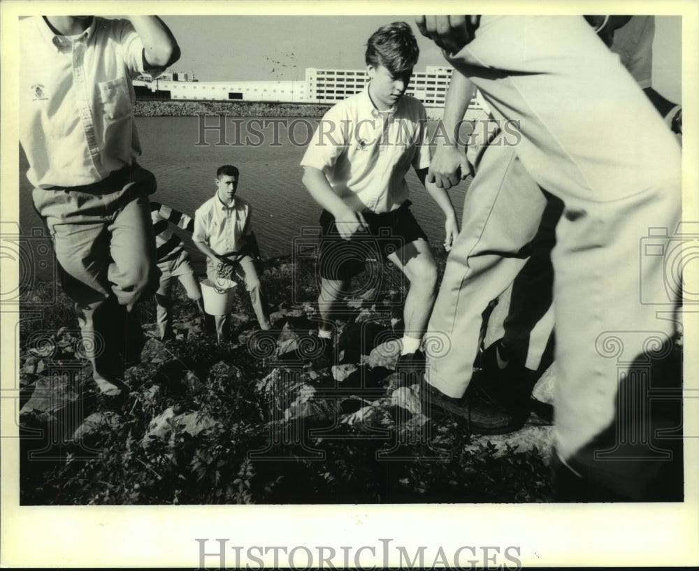 1994 Press Photo Holy Cross students walk along levee of Industrial Canal - Historic Images