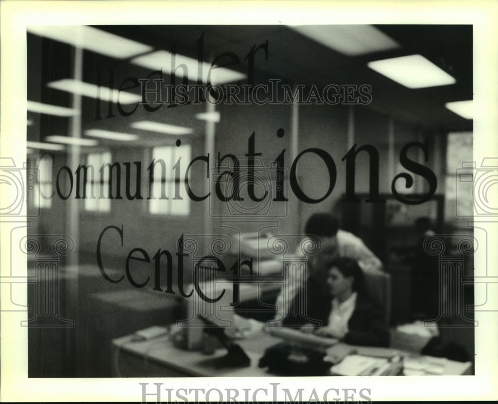 1991 Press Photo Looking into the Hechler Communications Center at Holy Cross - Historic Images