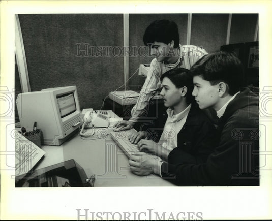 1991 Press Photo Group working at the Holy Cross communications center - Historic Images