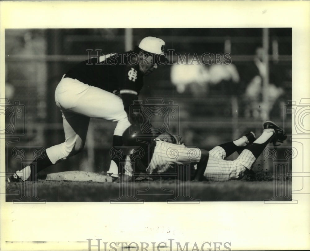 1990 Press Photo Holy Cross baseball player tags Jesuit player - Historic Images