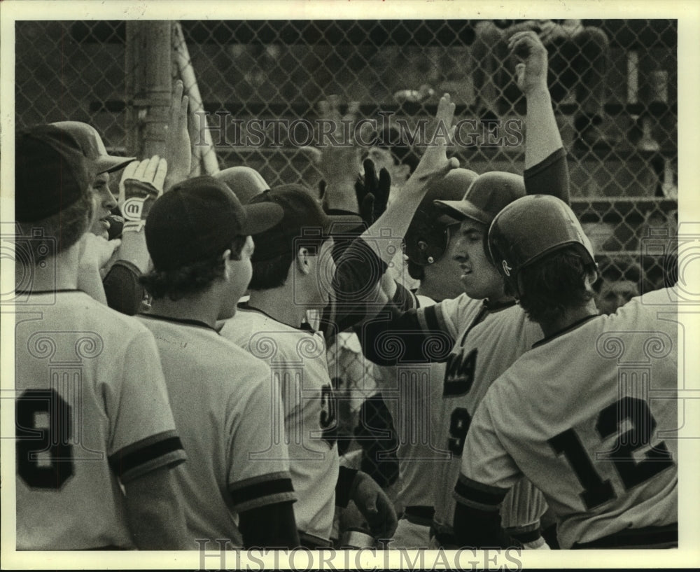 1985 Holy Cross baseball team at game - Historic Images