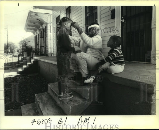 1990 Press Photo Gail Kinebrew with her children in Holy Cross Historic District - Historic Images