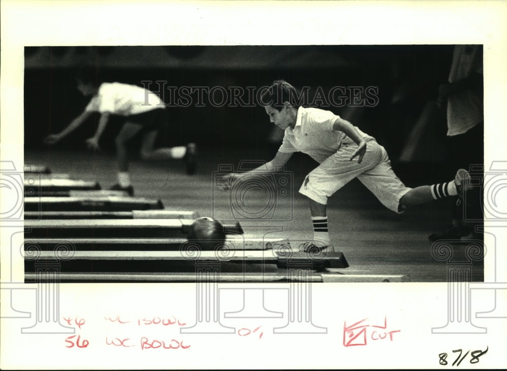 1987 Press Photo Students during Holy Cross Invitational Bowling Championship - Historic Images