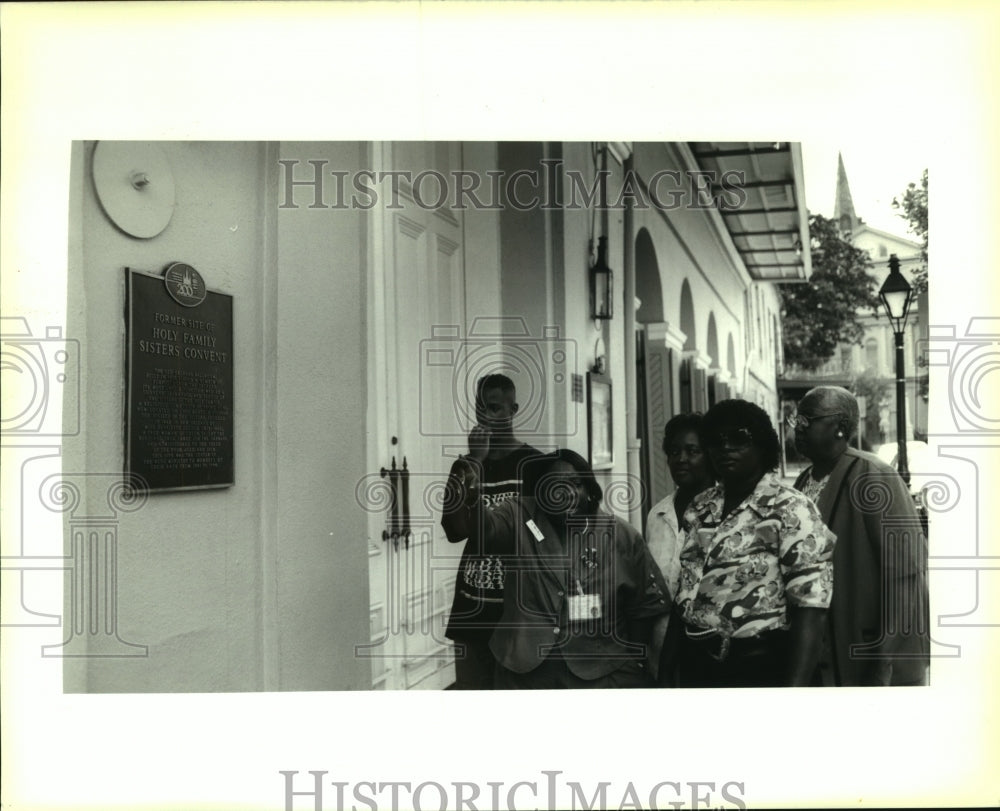 1992 Press Photo Lucille Le&#39; Obia lead tour at Holy Family Sisters Convent - Historic Images